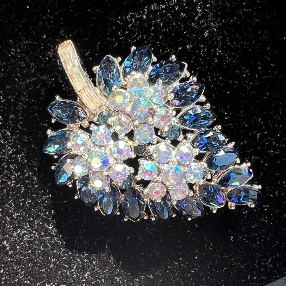 Magnificent!! Trifari brooch Leaf Blue Rhinestone baguette Silver Tone Vtg 50s - Picture 3 of 13